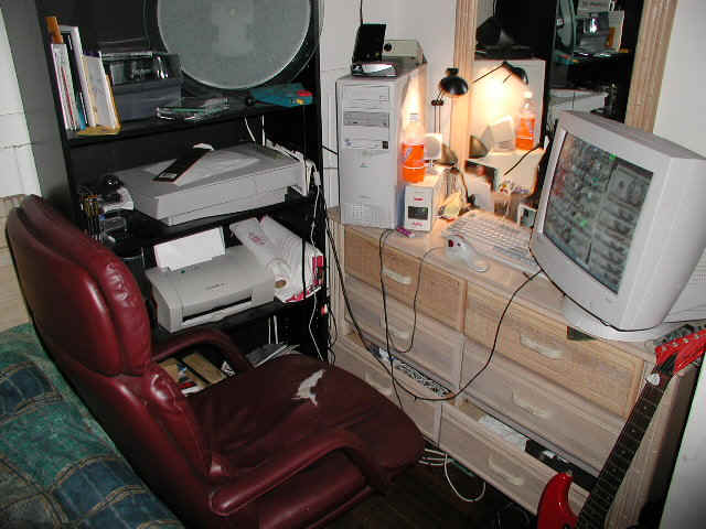 deskclutter.jpg (95121 bytes)